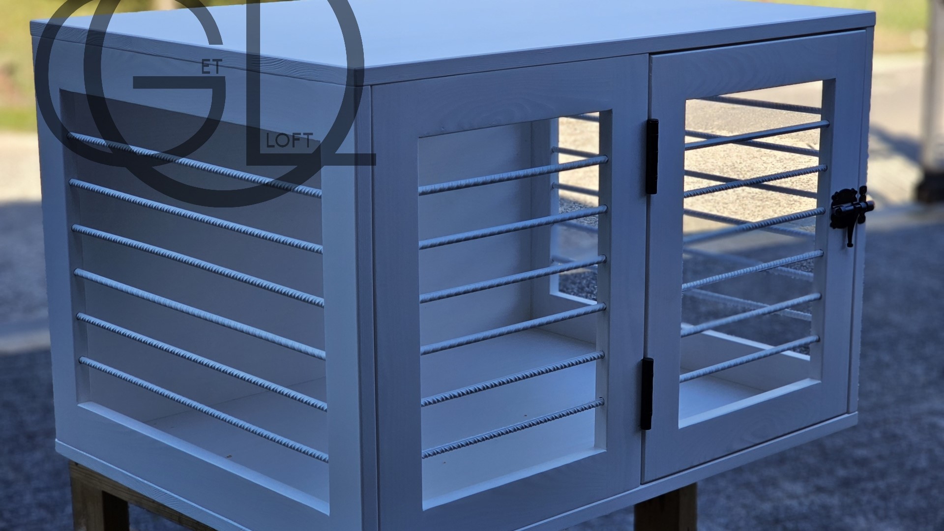 Mała drewniana klatka kennelowa z prętami poziomo